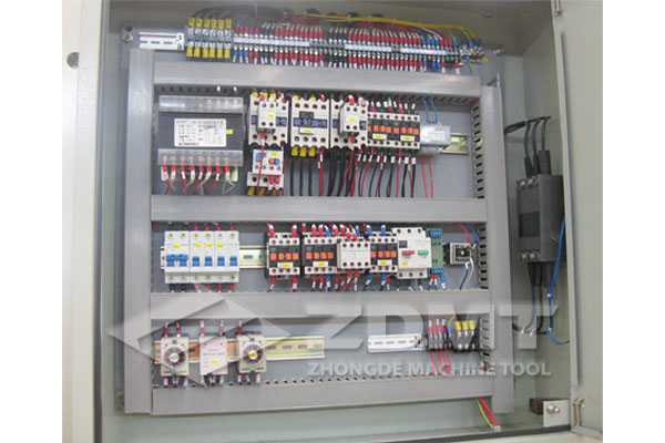 電控箱.jpg 電控箱.jpg