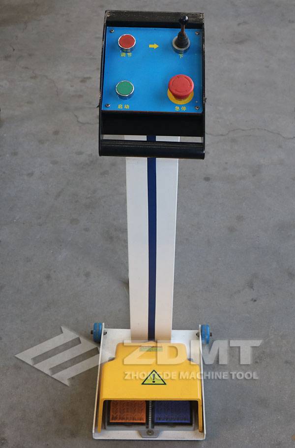 腳踏開(kāi)關(guān).jpg 腳踏開(kāi)關(guān).jpg