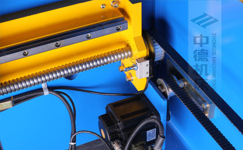 ZDPK-20032X軸配有滾珠絲桿及直線導(dǎo)軌，大功率伺服電機(jī)，鋼絲同步帶，能顯著提升X軸定位精度及速度 (2).jpg